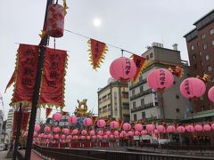 長崎空港から市内へはリムジンバスで1000円、中華街まで40分くらい。銅座川ではピンクのランタンで飾り付けされてました。