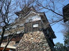 『犬山城は、木曽川に面した通称「城山」を中心に、西側にある三光寺山も城郭範囲とする平山城です。山の頂上に本丸を構え、本丸南側に「杉ノ丸」、「桐ノ丸」、「樅（もみ）ノ丸」、「松ノ丸」があり、その間を大手道（本丸に向かう道）が通る構造になっていました。大手道や周囲を石垣や堀などで防御した平場である郭には、かって門や櫓が作られており、守りを固めていました。
　犬山城の本丸北側には天守が現存します。天守の形式は二重の入母屋造屋根の上に望楼を乗せた形式であり、古い形式であると言われ、全国に現存している12の天守のうち、最も古い形式を備えているとして、文化財保護法により、昭和27年（1952）に国宝に指定されています。天守の構造は入口のある石垣の中が地下二階となり、石垣より上が三重四階となっています。』（説明板より）