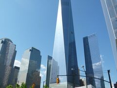私たちがニューヨークを訪れた2014年当時は、あのテロから既に十年以上が経過していました。完成間近のワン・ワールド・トレードセンタービルを目の前にした時、ここで多くの人命が失われたことへの哀悼の気持ちが自然と湧き上がった事を憶えています。

