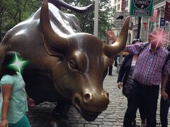 ウォール街といえば有名なのが、この力強い雄牛の銅像です。元々どうしてこの像があるのかわかりませんが、観光客が次々と記念撮影するので、銅像だけの写真は難しかったです。