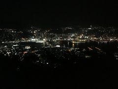 ディナーもとらず、そのままバスターミナルから稲佐山ロープウェイに乗り夜景見学。ターミナルまで行かずに駅の近くで降りればよかったと後で気づく。確かに素敵だけど、持ってるカメラがしょぼいので、うまく撮れない。空間的な広がりがすごく素敵だけど、写真としては、先月訪問した函館の方が上かな、などと冷静に評価する可愛くない観光客なのであった。