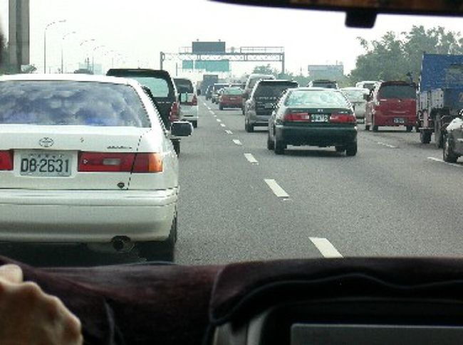道路を走っている車は殆どが日本製で、中でもトヨタが多い。偶にベンツやBMWもいますが、これで右側通行でなければ、ここは日本かと錯覚しそうです。日本と違うのは時々ヒュンダイを見ることです。前の車のナンバープレートに「台灣省」と書いてあったので、台湾省以外があるのか？と聞いたところ、台北市と高雄市のプレートがあるんだそうです。台湾で売っている世界地図では、中国全土が中華民国となっていて、首都は南京だそうですので、プレートに台湾省と書く心意気も理解できます。