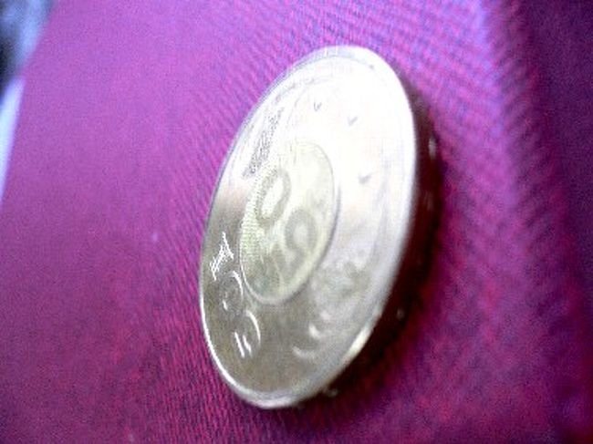 また50元硬貨も、見る方向によってアラビア数字の「50」が見えたり、漢数字の「五十」が見えたりします。流石4千年の歴史を持つ国は違います。