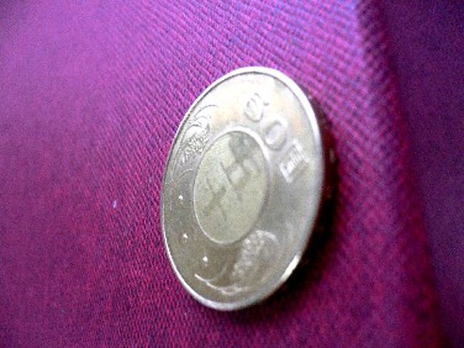 中華民國建國九十年祈念50元硬貨、見る方向によって漢数字の「五十」が見える。<br />台湾には今回初めて行きましたが、大陸でも大雪が降るなどいつもよりは寒かったようです。ホテルの部屋は暖房が入らず、少し肌寒く感じました。今度はプライベートで故宮博物館を見に行きたいですね。