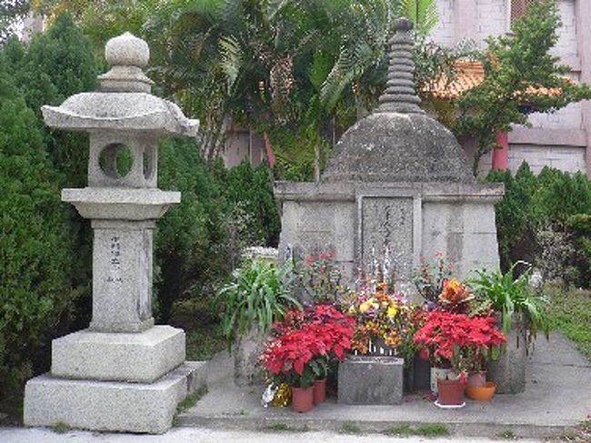 右は、台中市の観光名所、「寶覺禪寺」にある霊安故郷慰霊碑で、「大東亜戦争台湾住民元日本軍人軍属戦没者三万三千余柱と台湾住民戦争犠牲者の霊を祀る」と日本語で書かれています。この右奥にも慰霊碑と観音像があって、日本語の堪能なお婆さんがパンフレットを配ってくれます。