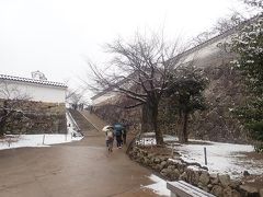 ２月１１日午前１１時過ぎ。
姫路城の大天守、小天守見学を終えて坂道を上って西の丸へ向かいます。