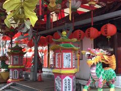 ランタン祭期間中の新地中華街会場は、赤、黄や極彩色の装飾で飾られ中華臭が強烈です。