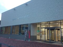 高坂SAから2時間、上信越道の《佐久平パーキングエリア》で2回目の休憩。

売店やレストランは7時開店のため、まだ閉まってます。