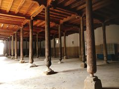 ジュマ・モスク。

木の柱がずらっと並ぶ、不思議な空間。
中には約1,000年以上前の柱もあるようです。
一本ずつ丁寧に見ていくと、彫り方や木自体の古さなどから、時代も作った人も違うんだろうなぁということがよく分かります。