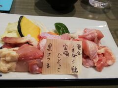 11時半過ぎに着いたので、すぐに席に案内されました。

こちらは自分で鶏肉を焼くスタイルもあるため、それをいただきます。

こちらは地鶏焼肉ランチ。