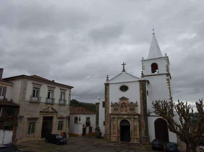 サンタマリア教会は12世紀にロマネスク様式で創建され、ポルトガル国王（アフォンソ5世）が1448年に結婚式をあげた教会です。