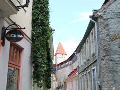 朝なので城壁に沿った道もこんな感じ。
セーターの壁と言われていますが、お店はまだまだでした。

ここから城壁の入り口がここにあります。