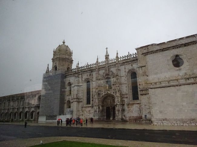 ジェローニモス修道院<br />1502年に建設が開始され、300年以上の月日を費やして、19世紀に完成した壮大なものだ<br />