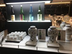 まずはANAラウンジで休憩。
本日の日本酒は、島根と香川のお酒。どういう組み合わせ？