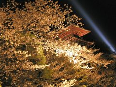 【清水寺】
重要文化財・清水寺三重塔と夜桜。
清水寺本堂は国宝です。
https://www.kiyomizudera.or.jp/
（2002年4月1日撮影）