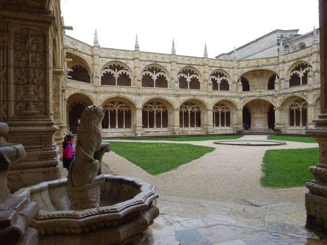 この回廊は約55ｍあり、天井や柱・窓のアーチには、マヌエル様式の特徴ともいわれる、 海や異国にまつわるモチーフがびっしり。