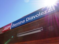 さて、今度はベルニナ・ディアヴォレッツア駅Bernina Diavolezzaで途中下車。標高2253メートルで、レールと車輪で走る鉄道の駅としてはヨーロッパ最高所の駅らしい。何となく名前がイタリアっぽい。