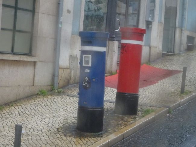 丘の上につくられた都市を走る市電はアップダウンも激しい。<br />何度かTVで見た、ギリギリにすれ違う・・・・・あの路線らしい<br />