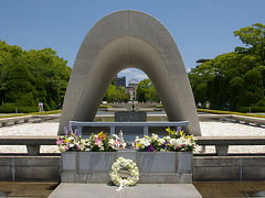 原爆死没者慰霊碑(広島平和都市記念碑)。