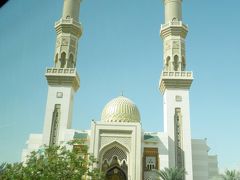車窓からはこんな美しいモスクがいくつも見えました。
日本とは全く違う建物、カルチャーショックの点ではイスラムが一番大きいですね。