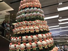 2017　12/31　チャンギ空港到着

キティちゃんのツリーがお出迎え！！

地下鉄でホテルに向かいます。