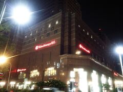 外に出るとすっかり辺りは暗くなり、ネオンが輝いて賑わうオーチャードロード。
向こうに見えているのはシンガポール高島屋。
お土産になるものがないか覗いてみましたが、めぼしいものは見当たらず。