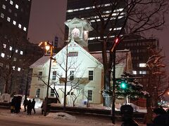 21:00　雪まつり会場を後にし、夕食場所に向かいました。途中にあった札幌時計台です。