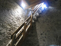 ムーゼック城壁はこんな感じの階段を上がっていきました。
