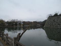 ２月１１日お昼過ぎ。
姫路城のお堀沿いに南西へ歩きます。