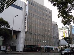 向かいには宮崎で唯一の百貨店「山形屋」がありました。