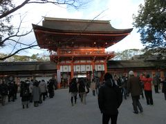 　下鴨神社の象徴的建造物「楼門」です。