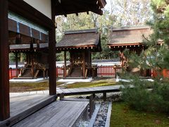 　三井神社です。姫神様とその御両親のお社が仲むつまじく並びます。家族の平安を守ってくださる神様です。