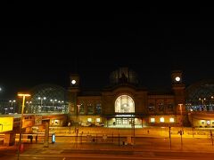 中央駅も夜に映える。