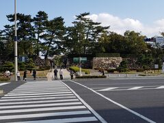 ＪＲ高松駅すぐ近く、高松城跡がある玉藻公園を見物します。