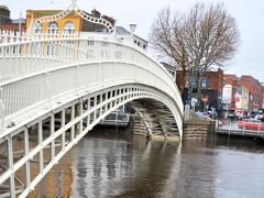 リフィー川に架かるHa'penny Bridge。アーチ状に作られたこの橋は歩行者ようの橋だ。橋の歴史は古く、1816年にかけられた。ダブリンに架かる橋のなかでは最も美しい橋のひとつだろう。