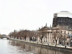 Four Courts、最高裁判所を指す。衡平法裁判所(、王座裁判所、財務裁判所、民事訴訟裁判所の4つの裁判所が設置されていたことから「フォーコーツ」と呼ばれている。