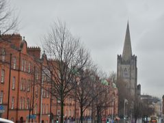 St Patrick's Cathedral。聖パトリック教会は元々1191年に建設された伝統ある教会だ。アイルランドで最も大きな教会で、その権威も随一のの教会のひとつ。アイルランド最初の大学もこの教会にあった。
ガリバー旅行記の作者スウィフトが18世紀に司祭をしていたことでも知られる。教会だ。建設当初はローマカトリックの教会として建設されたが、現在はアイルランド国教会の大聖堂となっている。ゴシック様式の尖塔が目印だ。