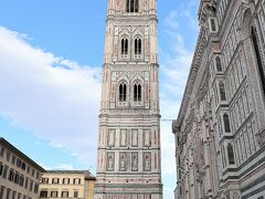 ジョットの鐘楼

　高さ84.7ｍのゴシック様式の鐘楼。カンピオの死後，ジョットが大聖堂造営主任に選ばれたが，彼は大聖堂本体には手を付けず，鐘楼を設計して1334年に着工。彼の死後その弟子ピサーノが引き継ぎ，タレンティが1359年に完成