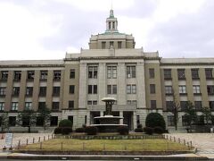 大津駅から三井寺を目指して、名所をめぐりながら歩いて行きます。滋賀県庁舎は立派な建物。