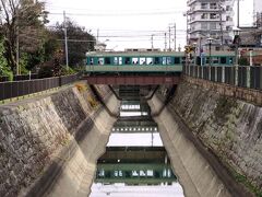 琵琶湖疎水を渡ります。これは湖水を京都市へ流すため、明治時代に設けられた水路です。