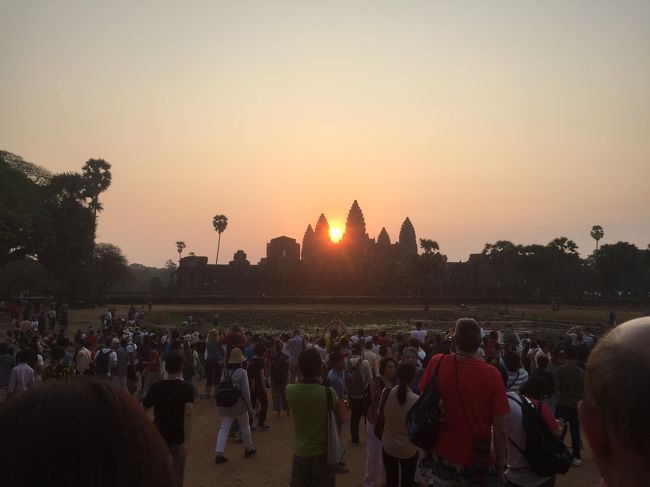 少し下がってみると、このように観光客とアンコールワットの塔からの日の出が見れます。
