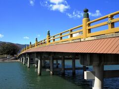 唐橋前という駅名の通り、駅から東に歩いて3分のところに瀬田の唐橋があります。