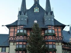 Rathaus（市庁舎）

よくクリスマスマーケット等で見かける陶器のライトスタンドのモデルになっていそうなかわいらしい市庁舎です。エルカー塔と呼ばれる2本のとんがり屋根が特徴的です。