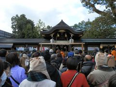 　晴明神社本殿前です。中央に見える「向拝（こうはい）」で一度に四名が拝めます。が、中々進みません。安倍晴明ファンが全国から集まって来たのでしょうか。