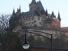 Schloss Wernigerode（ヴェルニゲローデ城）

「ラプンツェル」の城のモデルではないかとも言われています。
今回は下から眺めただけです。Kochstr.からBurgberg.に向かう道で見る事が出来ます。そろそろSLの切符を買うために駅に向かうことにします。