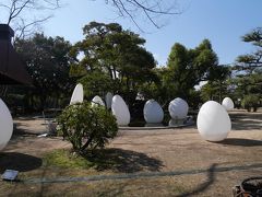 お城の周囲に卵型の物体が設置されているのは「チームラボ 広島城 光の祭」
夜になると様々な色に光り輝くアートな空間になるそうです。
2月8日(金)～4月7日(日)開催中。見物には入場チケットを購入する必要があります。