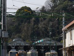 路面電車で江波まで来ました。江波停留所のその先には、いろいろな車両が待機している車庫があります。