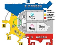 約２時間弱のフライトで、無事にマイアミ国際空港に到着！
時刻は夜の10時前くらい。本日は空港内にあるホテルに宿泊です。
ホテルのＨＰ見ても案内図見ても結構アバウトで、ミドリの〇印で囲ったところらへんにホテルがあるらしい…。

で、マイアミ国際空港は図の通り、Ｕ字の形をした空港。
図だと小さく見えますが、かな～り大きな空港です。
おそらく私達はＨら辺から歩いてＥまで向かいましたがすご～～く遠く感じました（体感所要時間は20分くらい）
