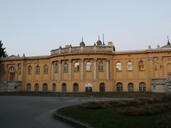 やってきたのは、市民公園内にあるセーチェニ温泉。宮殿のような建物で、ぱっと見温泉だとはわからないです。