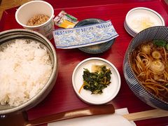 出発する前の腹ごしらえ～上野駅構内のお蕎麦屋さんで朝定食をこれで500円とお得にお腹を満たせます。